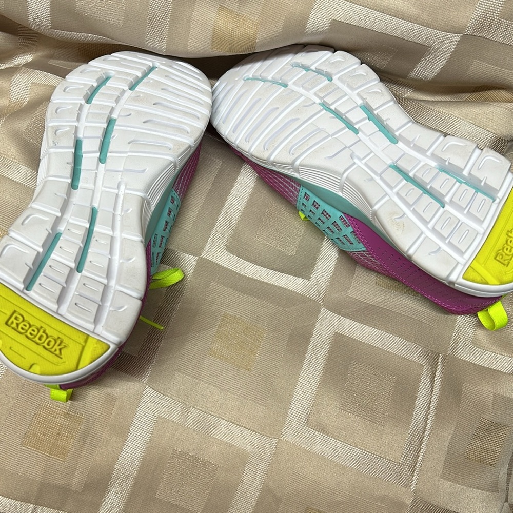 Woman’s Sneakers size 5 . New in good condition. - Picture 3 of 5